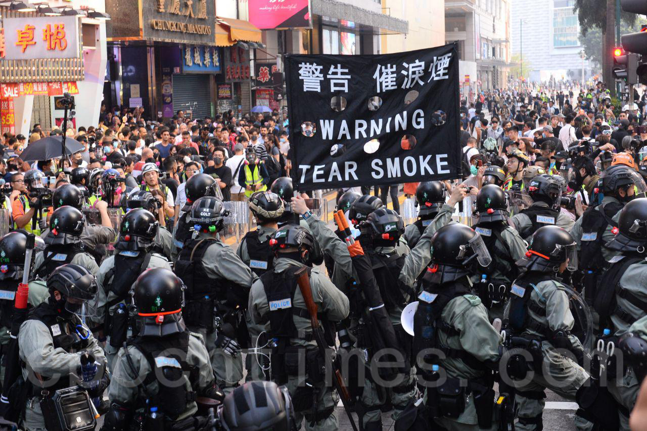 27日，香港市民發起的「追究警暴 守護民眾 與記者同行」集會。在旺角彌敦道一帶警民對峙，多名市民被拘捕。（宋碧龍/大紀元）