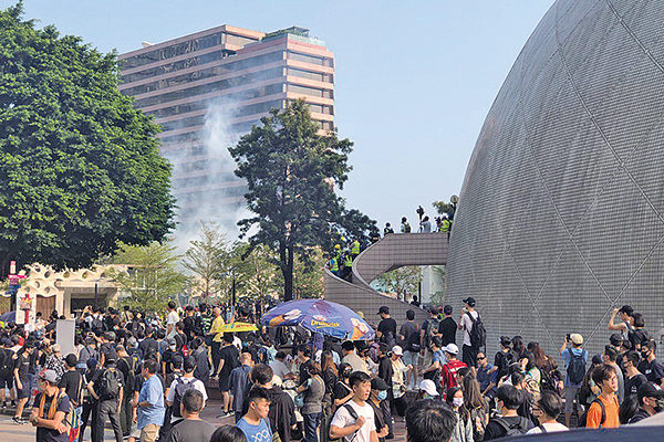 市民：警方未警告便放催淚彈