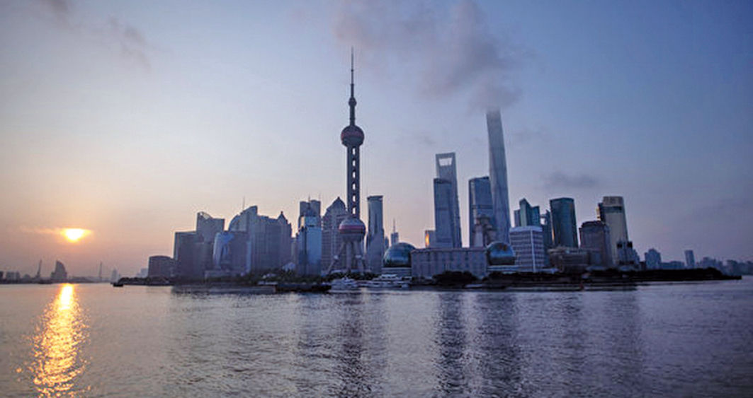今年前八個月，上海、北京、山東、河北等多個發達省市的工業企業利潤下降。圖為上海浦東。（AFP）