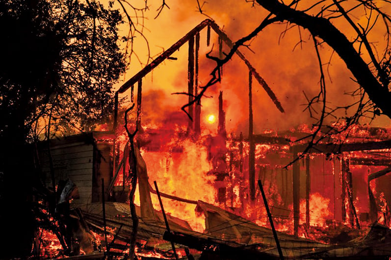 加州野火快速蔓延 近二十萬人緊急疏散