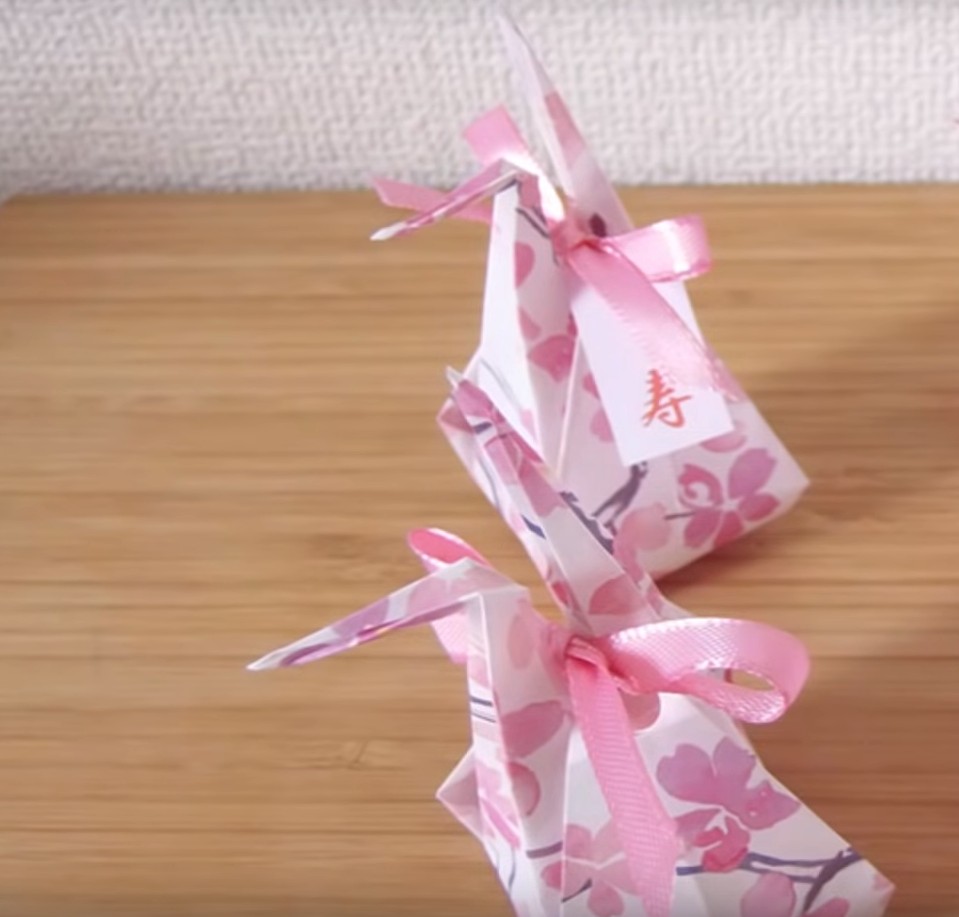 紙鶴變形為可愛的小禮品包。（YouTube影片截圖）