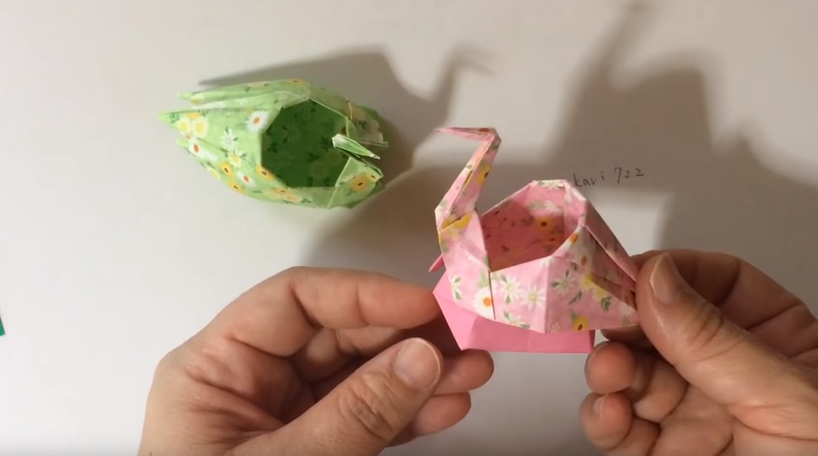 紙鶴收納盒：把紙鶴折成肚子可以放東西的小容器，適合放置牙籤和棉花棒 。 （YouTube影片截圖）