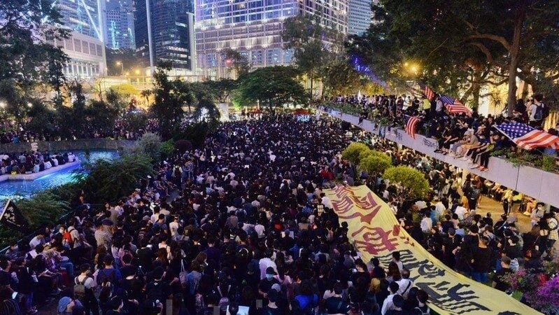 2019年10月26日，香港民眾在遮打花園舉行醫護人員集會，反警暴力。（宋碧龍／大紀元）