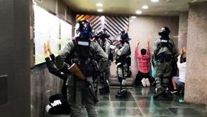 香港再現ISIS？港警逼人舉手下跪畫面曝光
