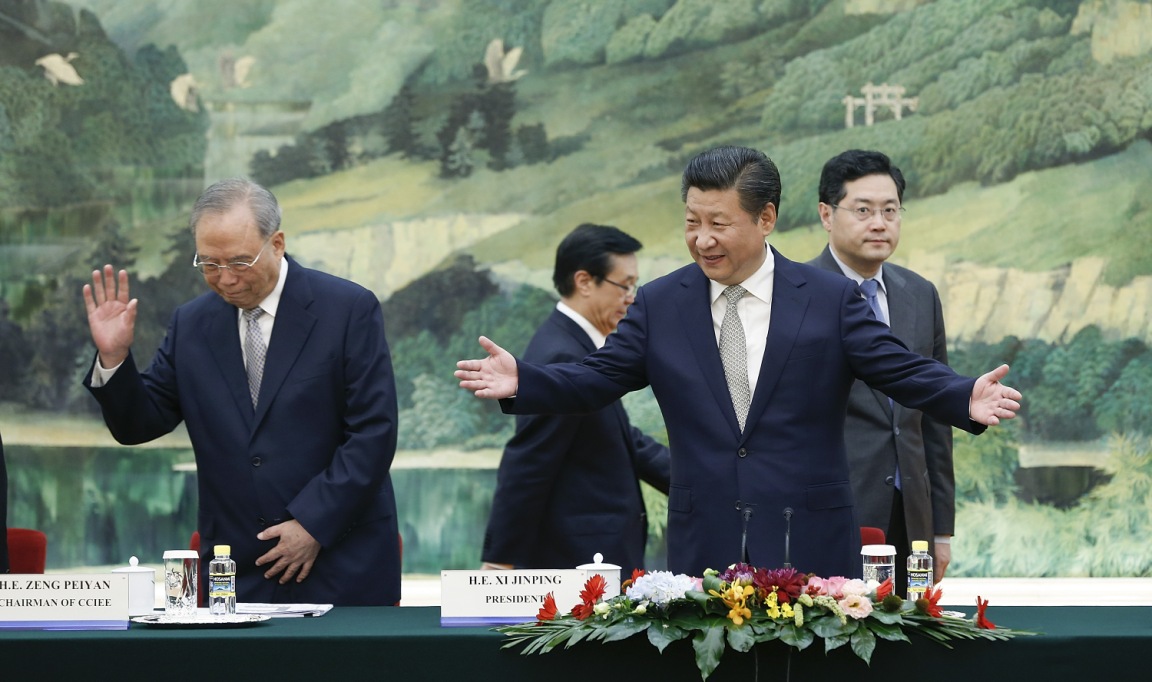 圖為2015年9月17日，中國國家主席習近平與時任中國國際經濟交流中心主任的曾培炎在北京大會堂出席一場會議。（Lintao Zhang/Pool/Getty Images）
