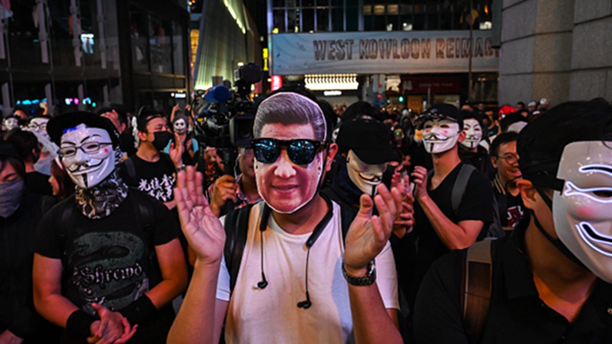 10月31日萬聖夜，香港市民舉行「哈囉餵狗官面具夜」行動，到蘭桂坊酒吧街狂歡反送中。（Billy H.C. Kwok/Getty Images）