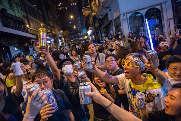 10月31日萬聖夜，香港市民舉行「哈囉餵狗官面具夜」行動，到蘭桂坊酒吧街狂歡反送中。（Billy H.C. Kwok/Getty Images）