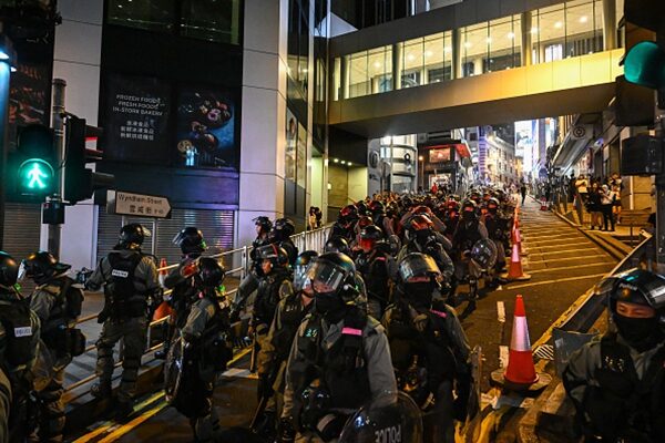 10月31日晚上8點鐘左右，大批警察將蘭桂坊道路封鎖，不讓市民進入。（Billy H.C. Kwok/Getty Images）