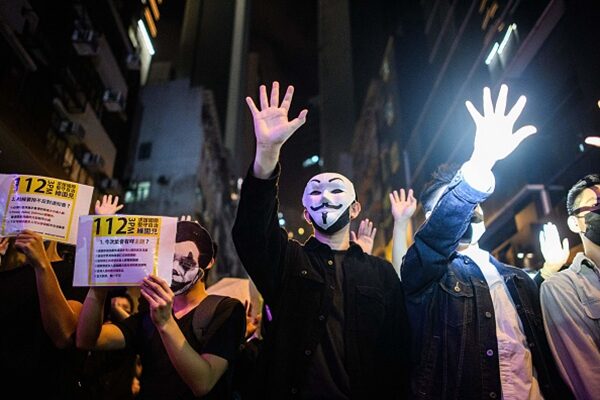 港人舉行狂歡反送中派對，抗議港府強推的《禁蒙面法》，並繼續表達五大訴求。（ANTHONY WALLACE/AFP via Getty Images）