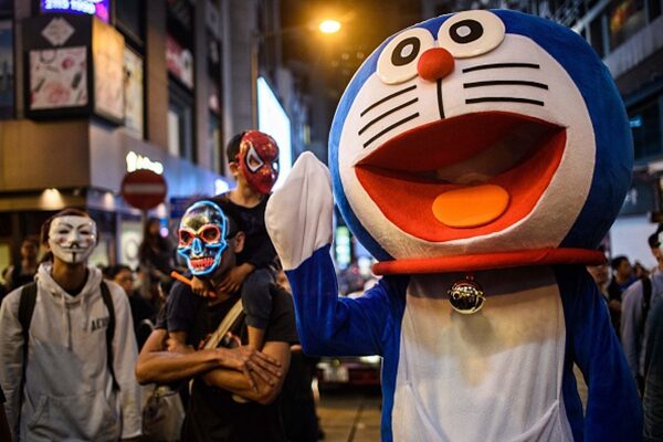 有民眾裝扮成叮噹貓的造型抗議。（ANTHONY WALLACE/AFP via Getty Images）