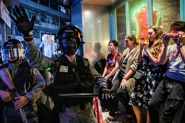警察開始武力清場，各國遊客目睹港警的暴力行為。（ANTHONY WALLACE/AFP via Getty Images）
