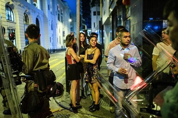 聞名世界的中環蘭桂坊酒吧街，舉行狂歡反送中派對。（ANTHONY WALLACE/AFP via Getty Images）