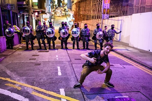 外國遊客嘲笑警方。（ANTHONY WALLACE/AFP via Getty Images）