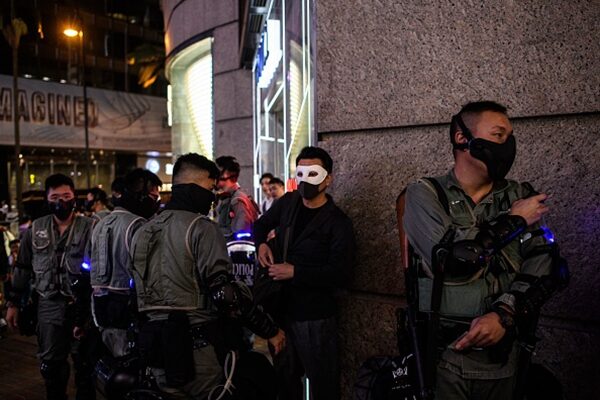 聞名世界的中環蘭桂坊酒吧街，舉行狂歡反送中派對，警方暴力清場。（ANTHONY WALLACE/AFP via Getty Images）