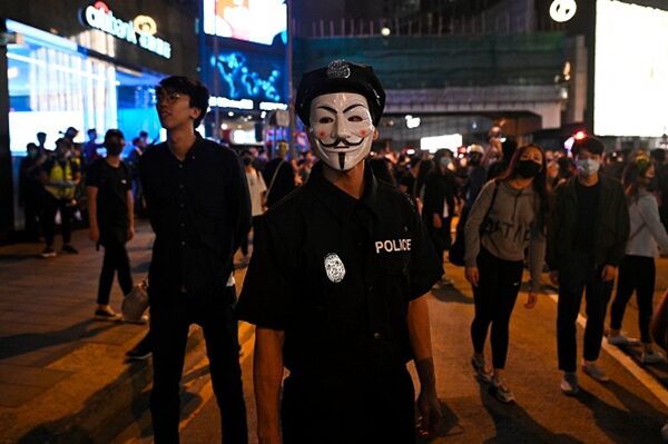 民眾裝扮成警察模樣抗議，嘲笑警方。（PHILIP FONG/AFP via Getty Images）
