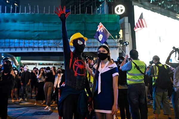 民眾裝扮成蜘蛛俠抗議。（PHILIP FONG/AFP via Getty Images）