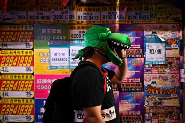 民眾裝扮成恐龍造型，由於警方速龍小隊的暴行，港人自發組成屠龍小隊抗議。（PHILIP FONG/AFP via Getty Images）