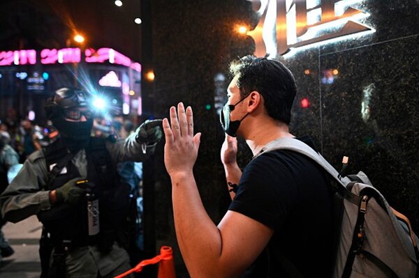 警察暴力清場，對民眾噴射胡椒水。（PHILIP FONG/AFP via Getty Images）