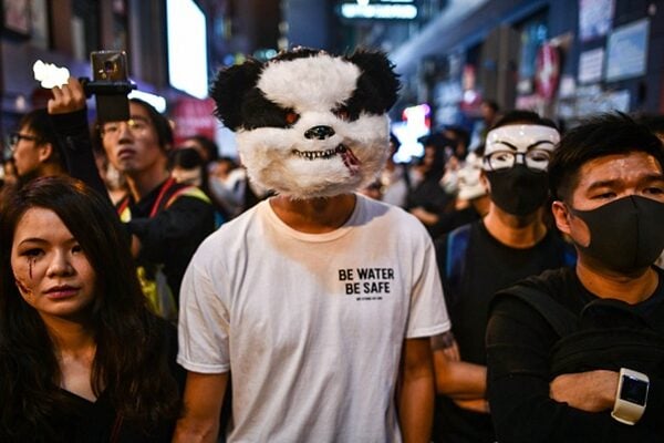民眾裝扮成熊貓抗議。（ANTHONY WALLACE/AFP via Getty Images）