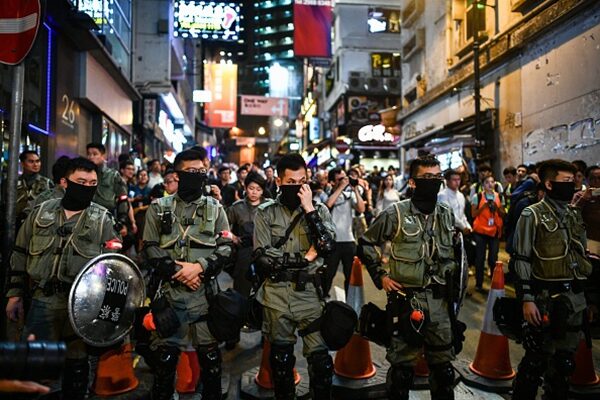 10月31日晚上8點鐘左右，大批警察將蘭桂坊道路封鎖，不讓市民進入。（ ANTHONY WALLACE/AFP via Getty Images）