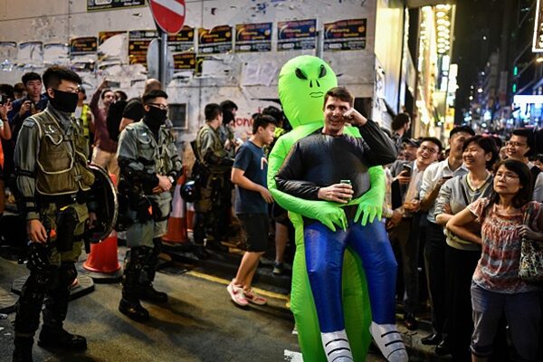 10月31日萬聖夜，香港市民舉行「哈囉餵狗官面具夜」行動，到蘭桂坊酒吧街狂歡反送中。（ANTHONY WALLACE/AFP via Getty Images）