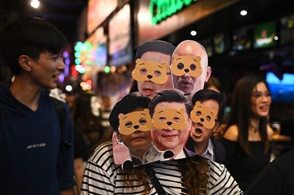 同情抗爭者 香港政務司官員參與集會被捕