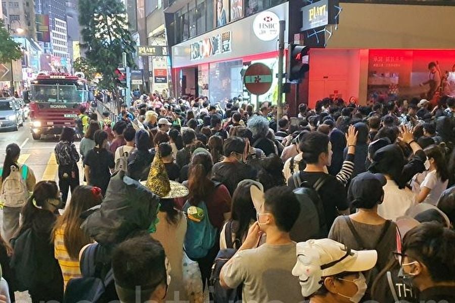 2019年10月31日晚是港府「禁蒙面」惡法實施以來首個萬聖節，香港民眾當晚在中環蘭桂坊發起戴面具行動。（孫明國／大紀元）