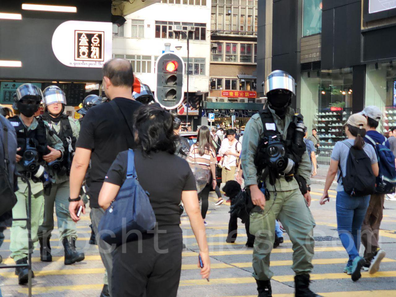 11月3日，在旺角鬧市區，全副武裝的速龍特警在巡邏，截查行人。（駱亞/大紀元）
