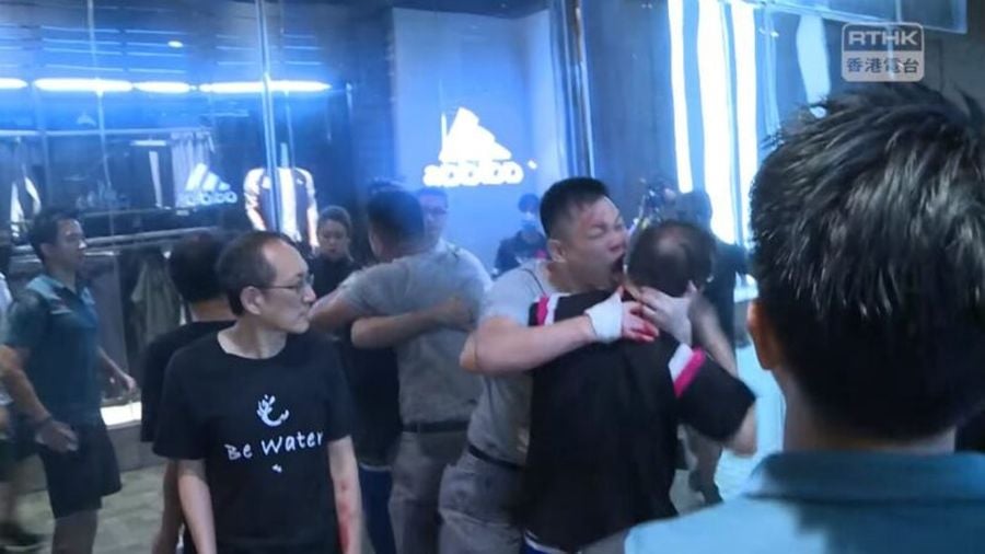 香港11.3抗爭兩記者被拘 議員耳朵被咬掉
