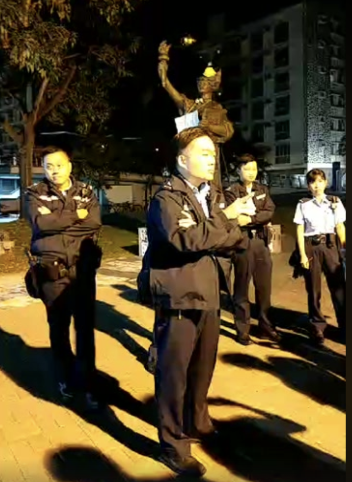 7日凌晨，香港警察無搜查令突然闖入中大校園，截查學生。（視頻截圖）