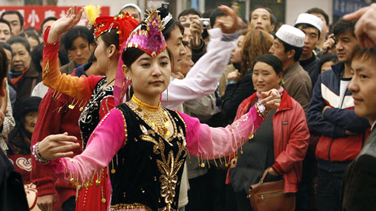 新疆女街頭跳舞後被警車拉走 外國觀察員被騙