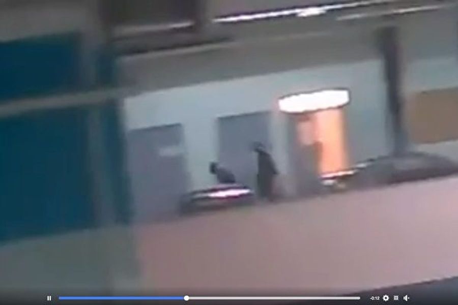 近日，香港科技大學的周梓樂墜樓死亡。據現場監控影片顯示，有黑衣人出現在事發現場。（影片截圖）