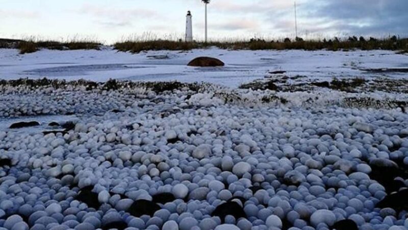 芬蘭海灘驚現「冰蛋」奇景。（Instagram賬戶sirpatero 截圖）