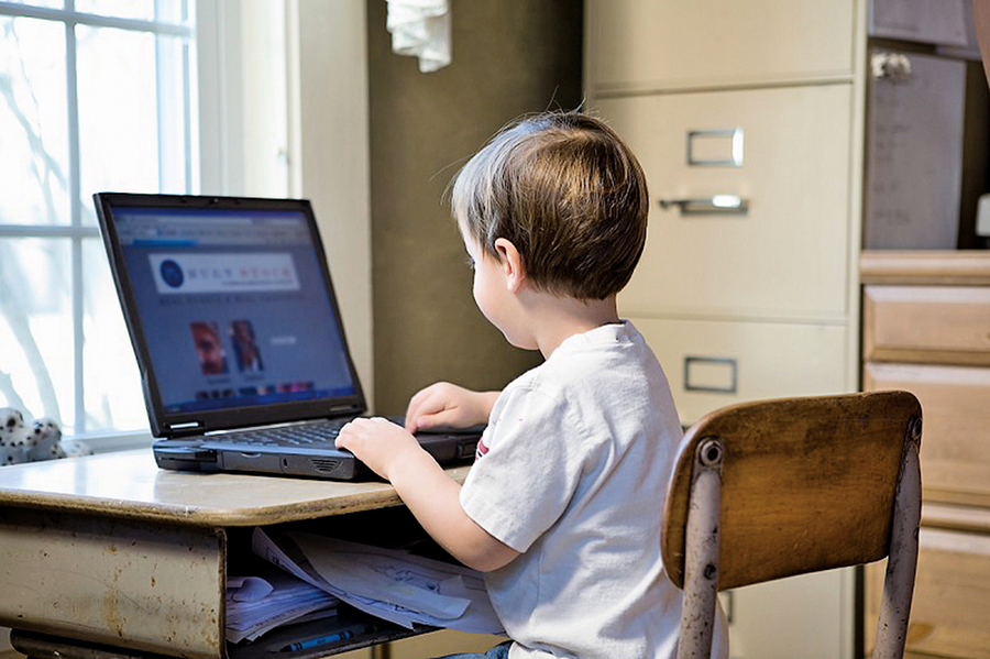 研究：學齡前兒童接觸屏幕時間應最小化