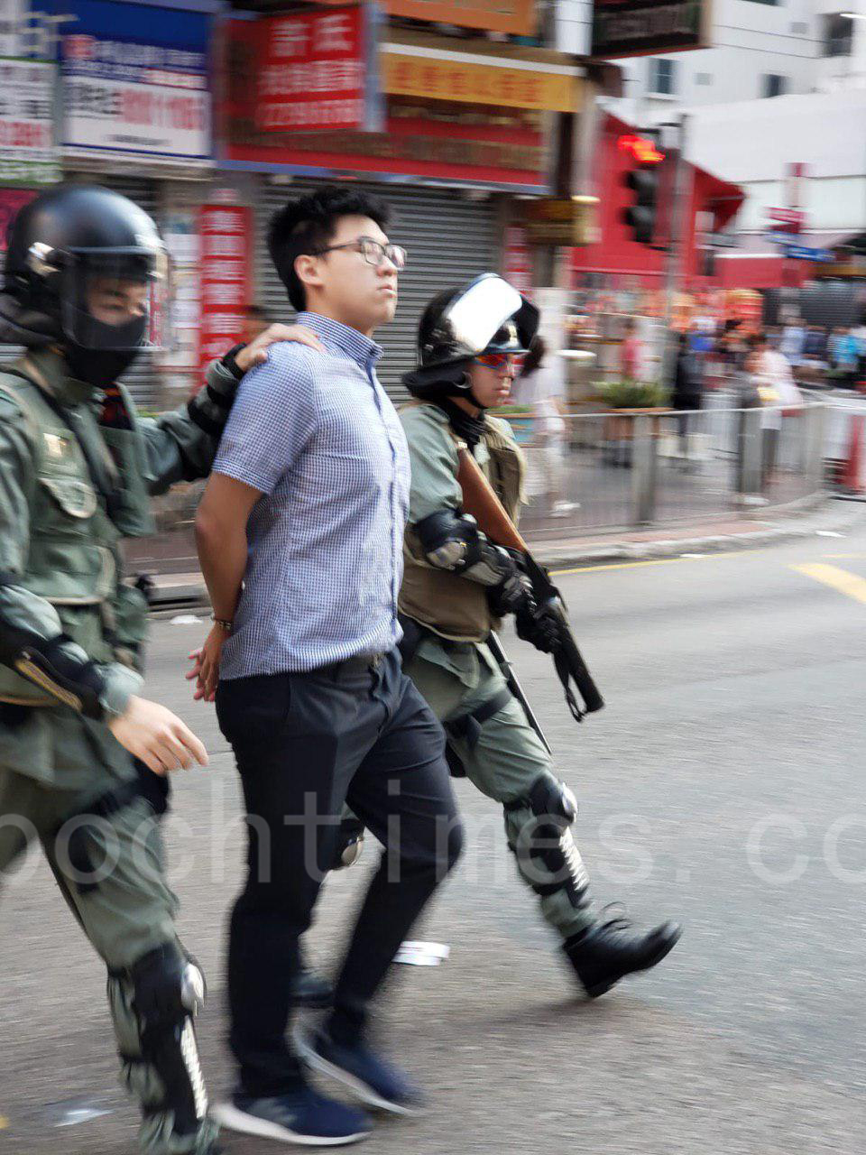 11日港人發起「三罷」活動，防暴警在紅磡站拘捕一年輕人。（梁珍/大紀元）