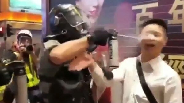 10月31日，香港有防暴警員以胡椒噴劑近距離噴向一名男子的面部。（影片截圖）