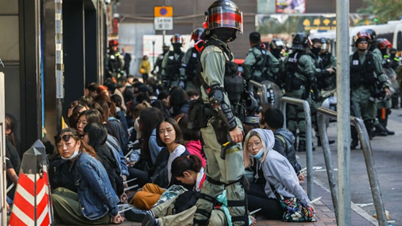 11月18日，港警四處抓人，大批民眾被逮捕。（DALE DE LA REY/AFP via Getty Images）