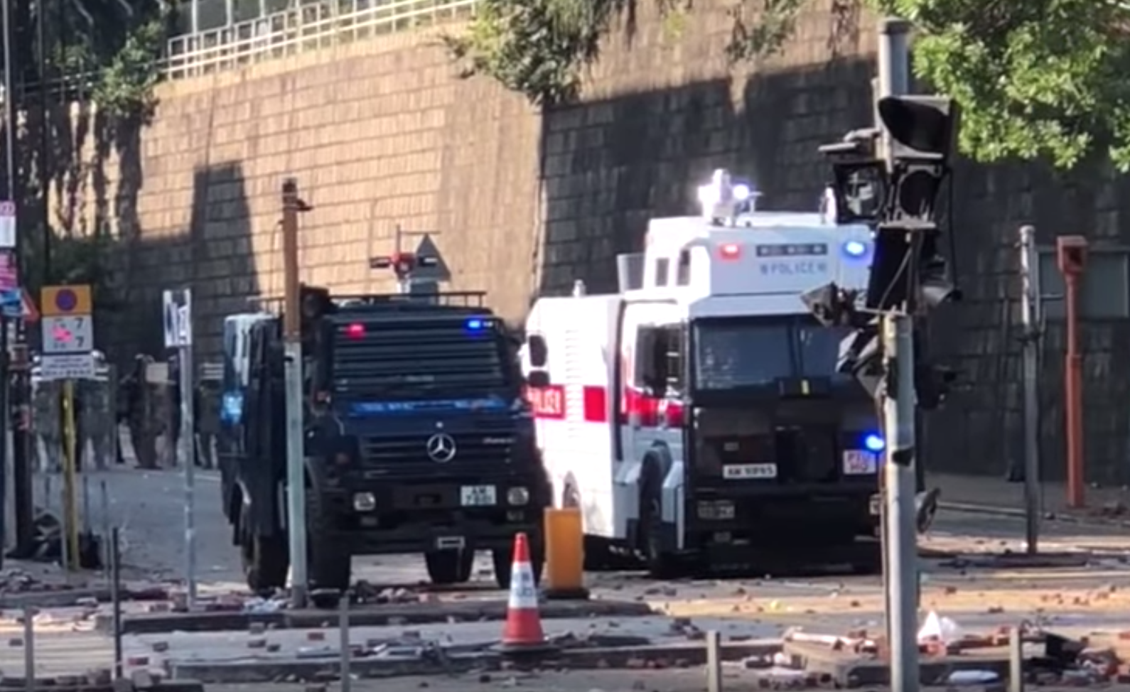 11月17日，警方於紅磡首次使用「長距離揚聲裝置」（音波炮）。（影片截圖）