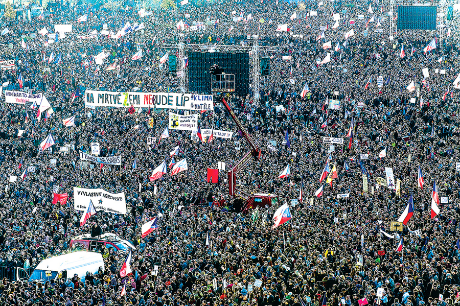 捷克25萬人示威抗議總理