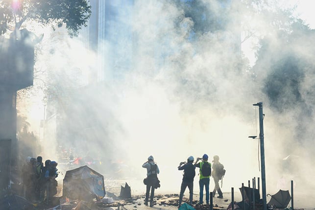 中共紅三代透露，中共計劃搞亂香港，消滅抗爭者，使其變成普通的大陸城市。圖為2019年11月18日早上，香港警察對理工大學抗爭者發射催淚彈。（宋碧龍／大紀元）