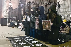 倫敦港人在中使館外抗議
