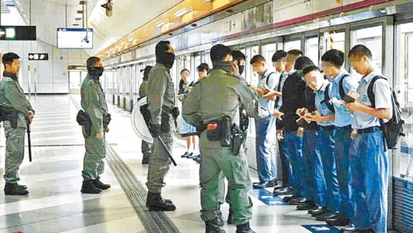 防暴警在港鐵站大規模查中小學生。（臉書圖片）