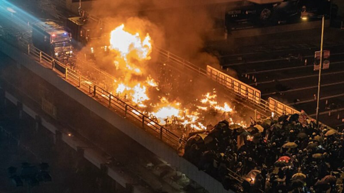 2019年11月17日晚間，警方出動2部裝甲車衝向學生，被學生以汽油彈逼退，其中一輛裝甲車著火。（Anthony Kwan/Getty Images）
