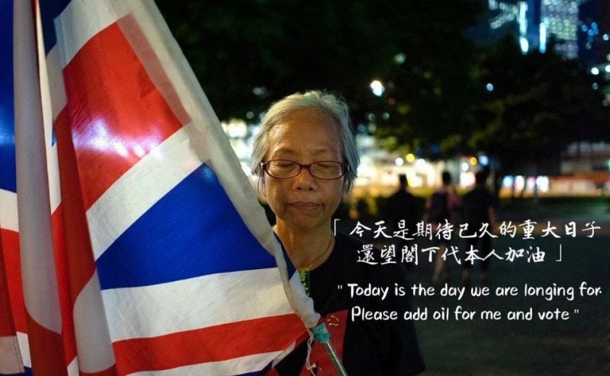 人稱「王婆婆」的香港人王鳳瑤11月24日向香港媒體發消息，指自己在深圳「取保候審」中，無法參加今年的區議會選舉。（圖片來源：臉書香港連儂牆）