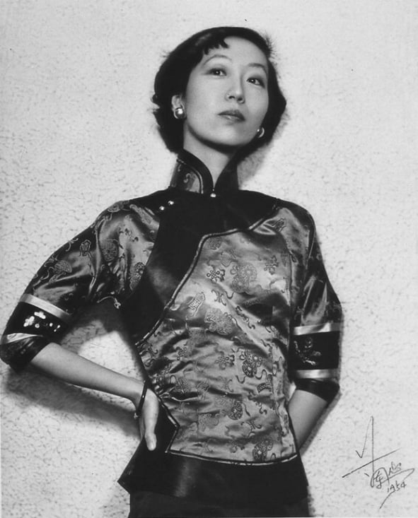 張愛玲1954年於香港所攝。（公有領域）