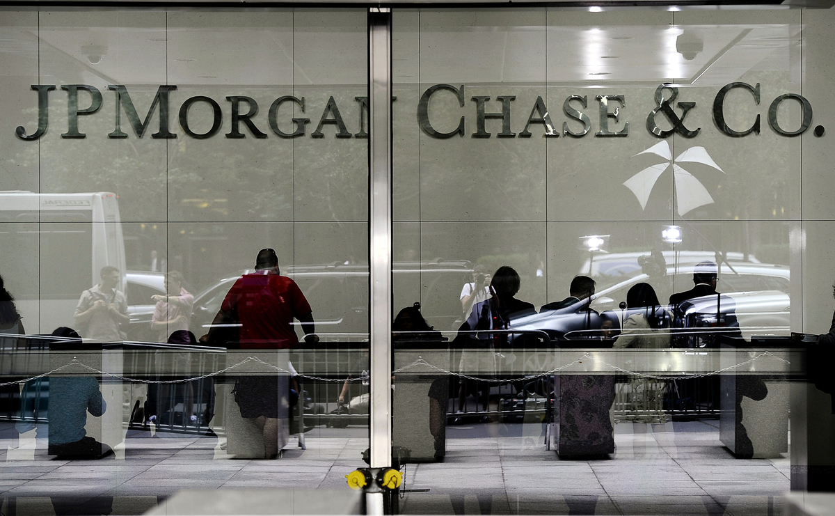 摩根大通總裁戴蒙表示，未來3年內，該銀行將為其1.8萬名出納員和客戶服務代表等底層員工加薪。（AFP）