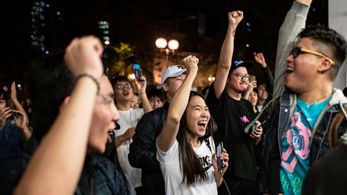 香港區議員選舉，民主派大獲全勝，北京「輸到甩褲」。圖為2019年11月25日民眾為選舉結果歡呼。（PHILIP FONG/AFP via Getty Images）