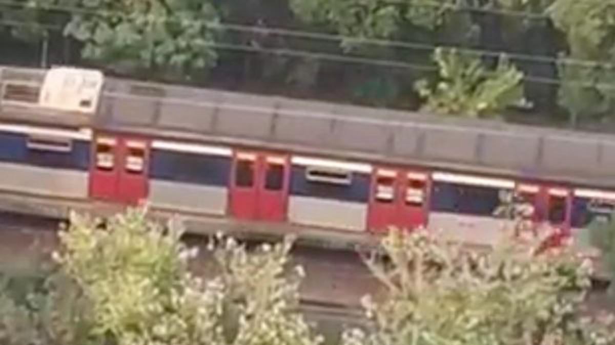 在香港東鐵線上，一輛玻璃窗被黑布遮蓋的列車，在行駛途中傳出女子悽厲的慘叫聲。（影片截圖）