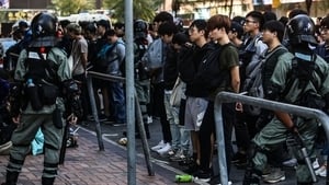 英媒：一批香港年輕人雙手反綁 恐被押到大陸集中營