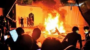 示威升溫 伊拉克示威者火燒伊朗領事館